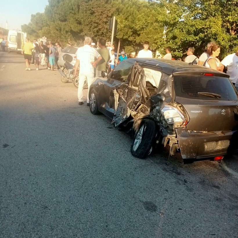 Freni patlayan kamyon trafik ışığında bekleyen 4 otomobile çarptı - Resim: 1