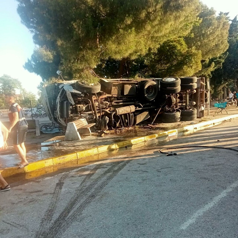 Freni patlayan kamyon trafik ışığında bekleyen 4 otomobile çarptı - Resim: 3