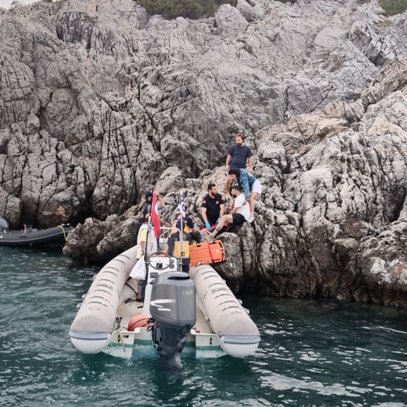 Bodrum’da bot kayalıklara çarptı: 4 yaralı - Resim: 1