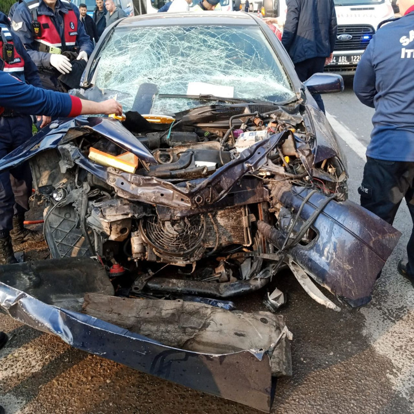 Otomobil, güvenlik şeridinde duran tankere çarptı: 3 kişilik aile yaralandı - Resim: 1