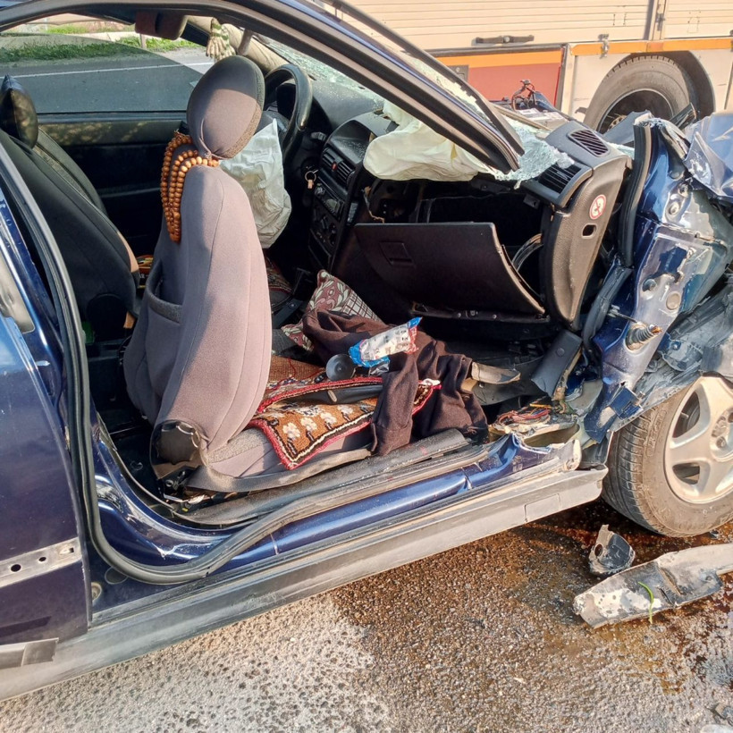 Otomobil, güvenlik şeridinde duran tankere çarptı: 3 kişilik aile yaralandı - Resim: 4