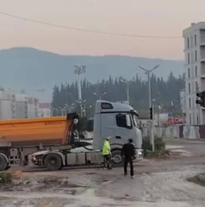 Hatay’da polis memuru, yoldaki çukuru kürekle kapattı; O anlar kamerada - Resim: 1