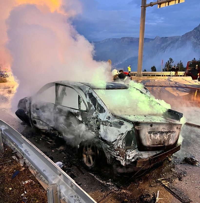 Çarpışan iki otomobilden birinin yandığı kaza kamerada - Resim: 1