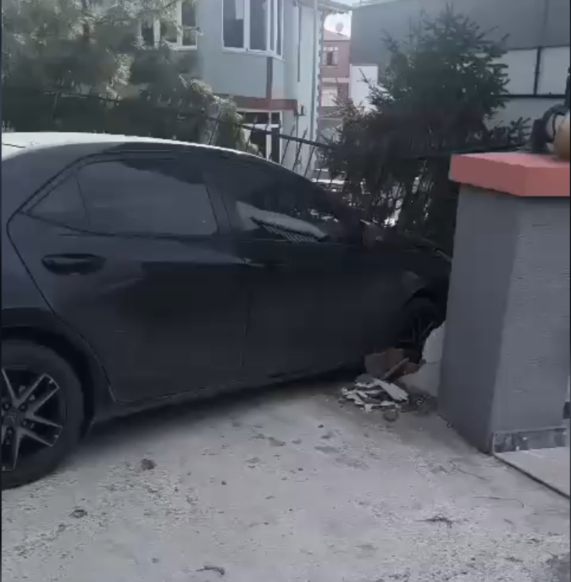 El freni çekilmeyen otomobil, bahçe duvarına çarptı - Resim: 1