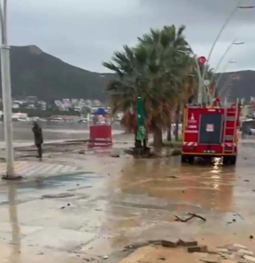 İzmir'de sağanak: Foça'da caddeler sular altında kaldı - Resim: 3