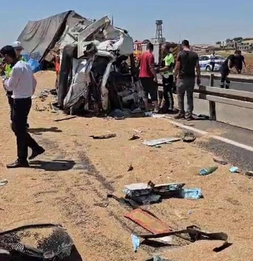 Mardin'de buğday ve elma yüklü TIR'lar çarpıştı: 1'i ağır, 2 sürücü yaralı - Resim: 2