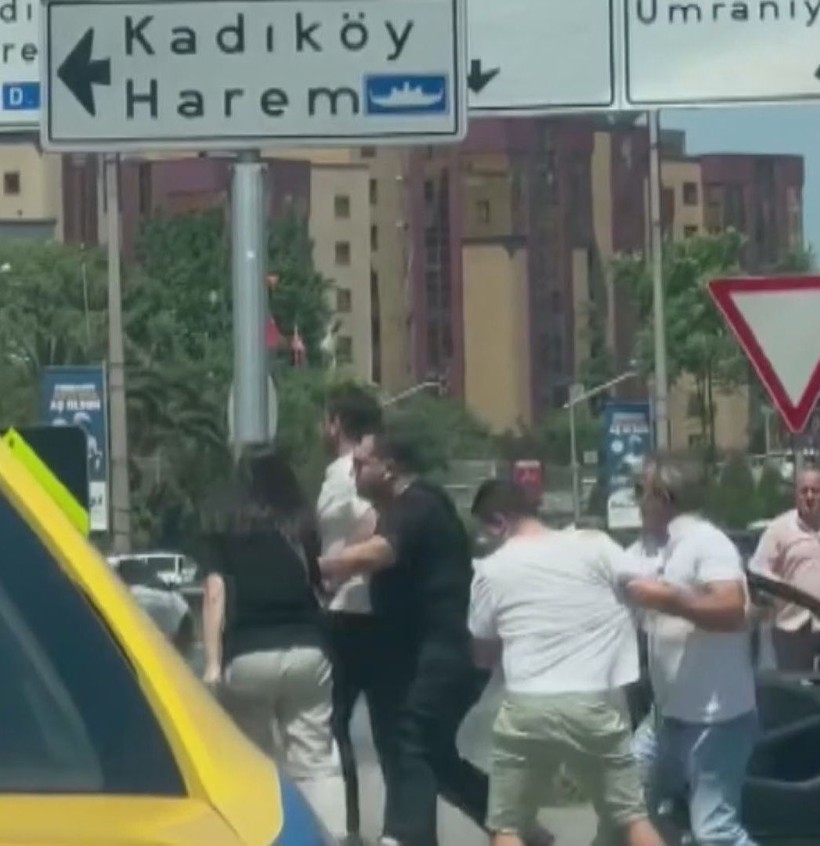 Ataşehir’de sürücülerin yumruklu kavgası kamerada - Resim: 2