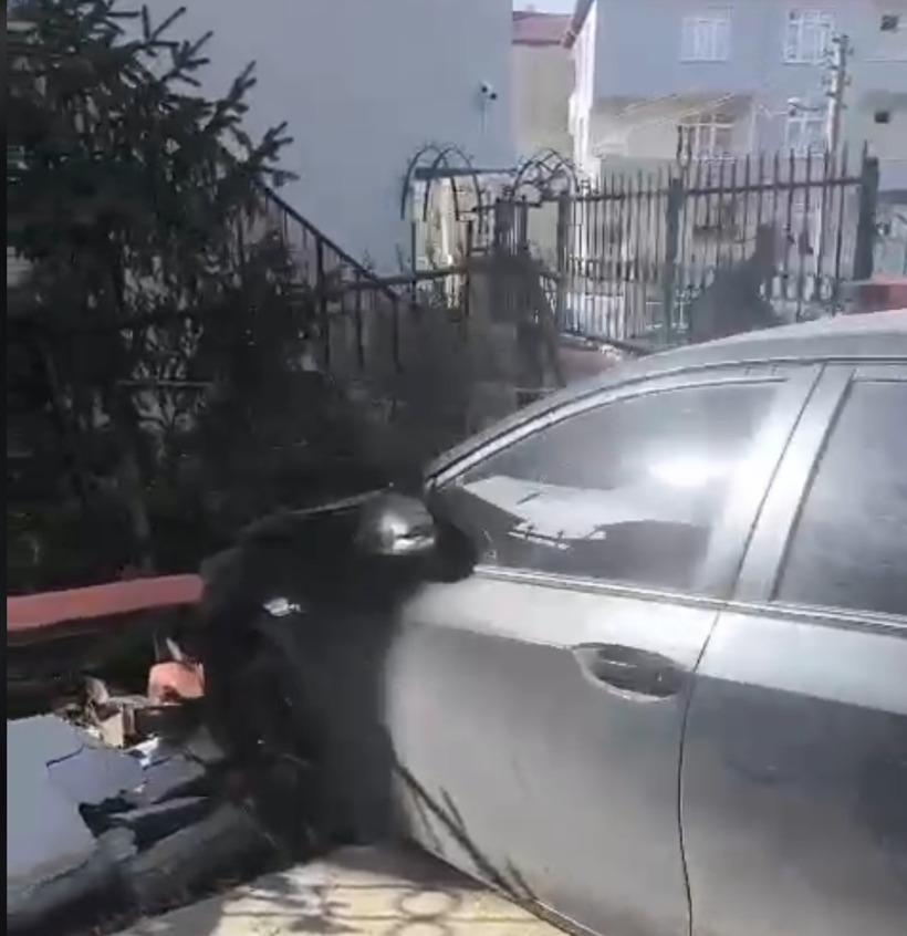 El freni çekilmeyen otomobil, bahçe duvarına çarptı - Resim: 3