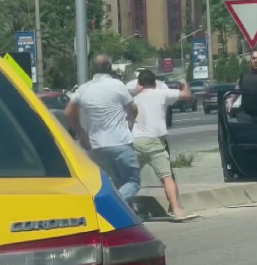Ataşehir’de sürücülerin yumruklu kavgası kamerada - Resim: 1