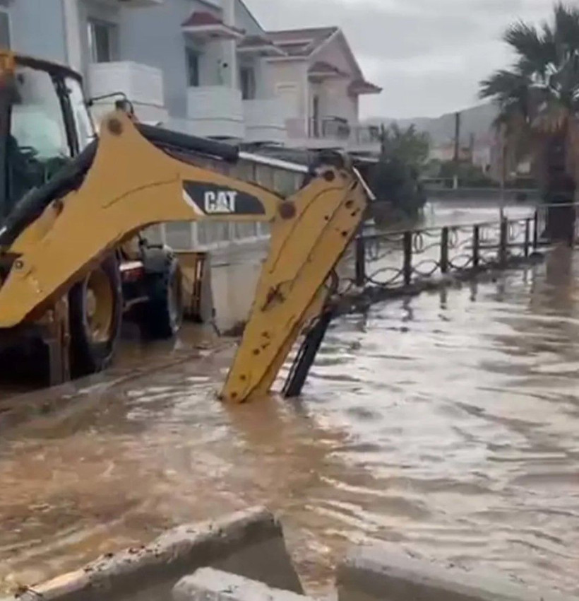 İzmir'de sağanak: Foça'da caddeler sular altında kaldı - Resim: 2