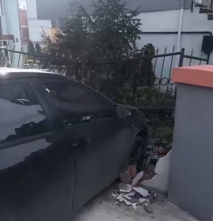 El freni çekilmeyen otomobil, bahçe duvarına çarptı - Resim: 4