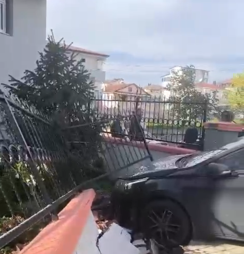 El freni çekilmeyen otomobil, bahçe duvarına çarptı - Resim: 2