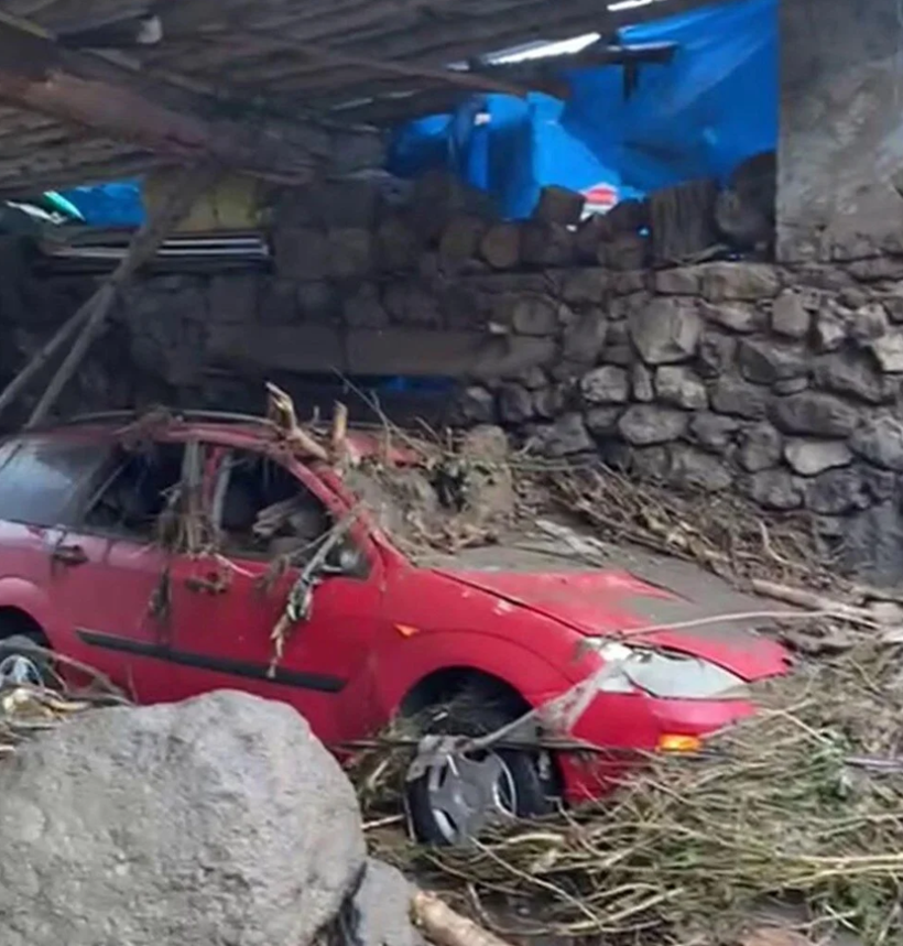 Erzurum’da şiddetli sağanak sele neden oldu: Araçlar sürüklendi, evler kullanılamaz hale geldi - Resim: 3