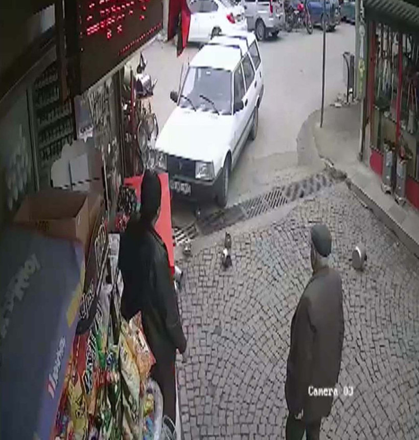 Marketin tezgahına çarpan otomobil, yayayı korkuttu - Resim: 1