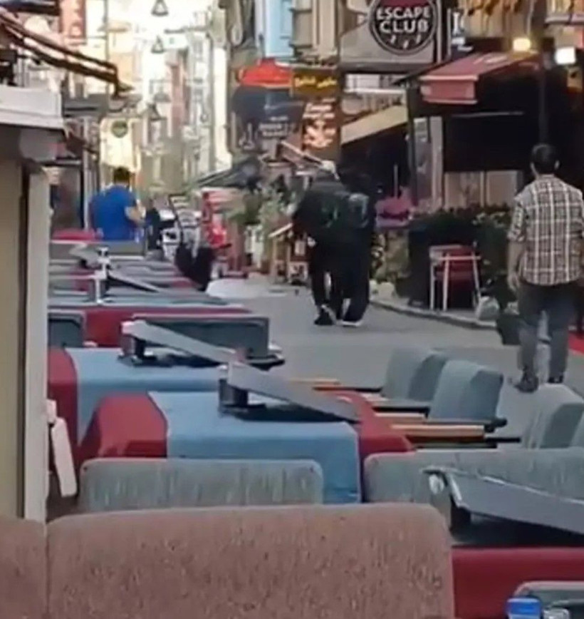 İstiklal Caddesi'nde silah sesleri: Otelden çıkıp kurşun yağdırdı - Resim: 1