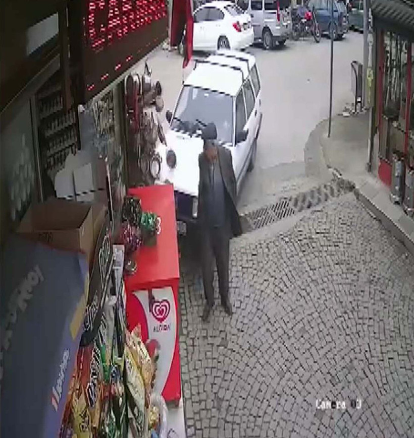 Marketin tezgahına çarpan otomobil, yayayı korkuttu - Resim: 2