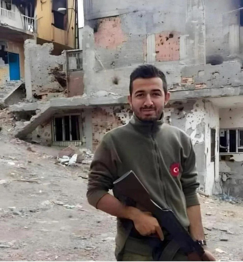 Türkiye şehitlerini uğurladı | Irak’ın kuzeyinde şehit düşen askerlere gözyaşlarıyla veda - Fotoğraf: 6