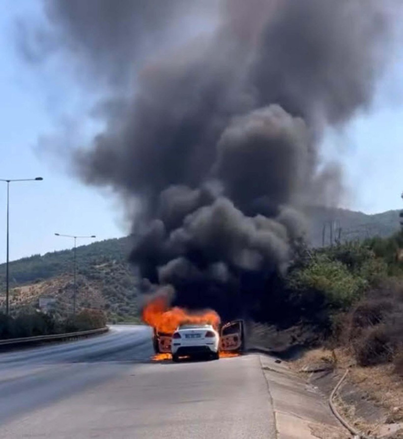 İzmir'de otomobilde çıkan yangın, makilik alana sıçradı - Resim: 1