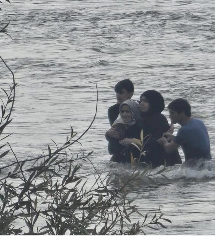 Piknik yaparken boğuluyorlardı: Birbirlerine sarılarak hayatta kaldılar - Resim: 2