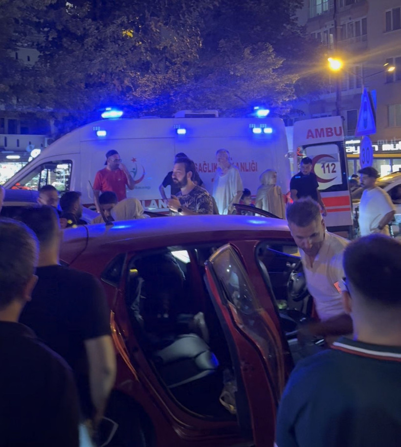 3 otomobilin karıştığı zincirleme kazada 4 kişi yaralandı - Resim: 1