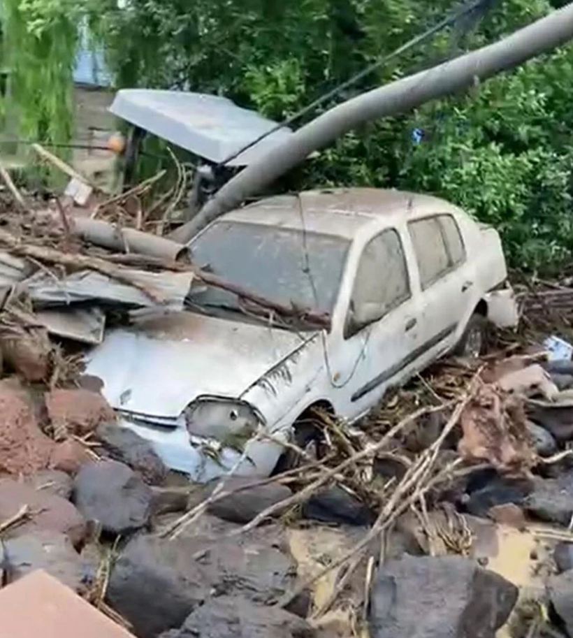 Erzurum’da şiddetli sağanak sele neden oldu: Araçlar sürüklendi, evler kullanılamaz hale geldi - Resim: 4