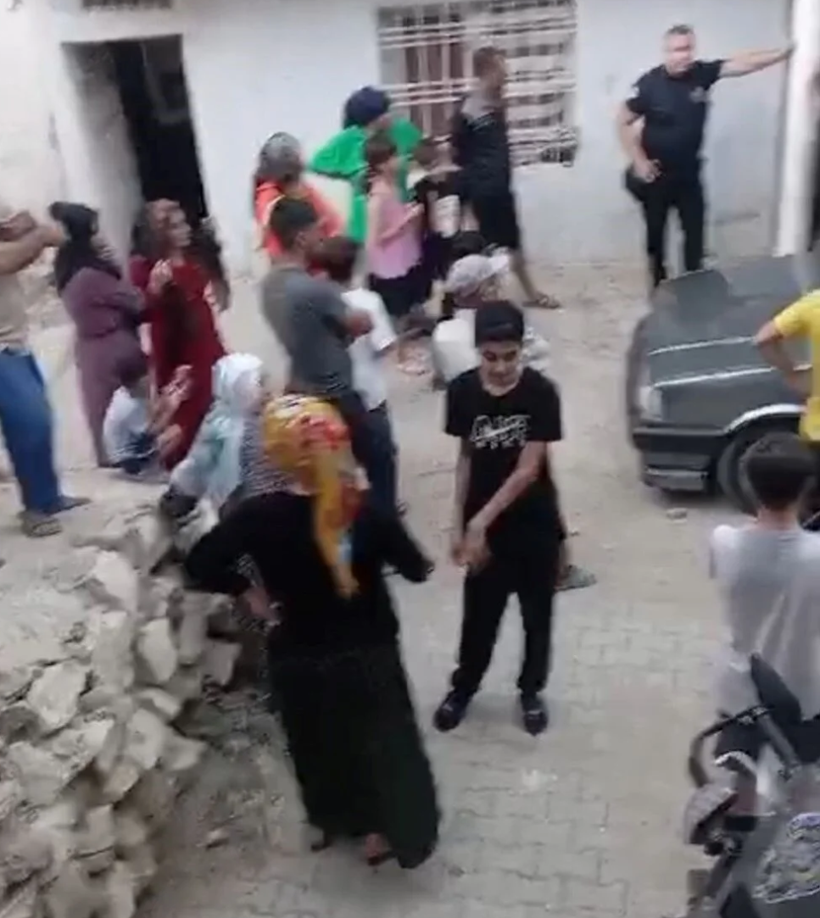 Mardin'de çocuğa işkence iddiası: Baba gözaltına alındı, linçten polis kurtardı - Resim: 3