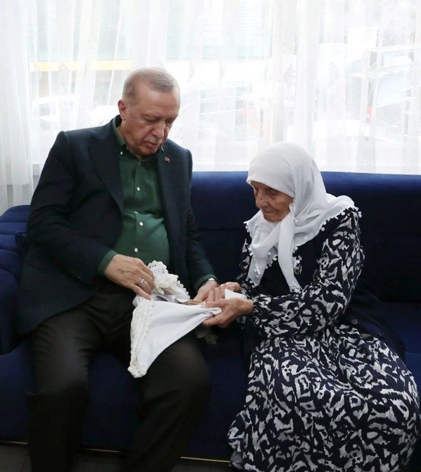 Cumhurbaşkanı Erdoğan'dan, 15 Temmuz'da iki oğlu ve damadı şehit olan Muzaffer nineye ziyaret - Resim: 3