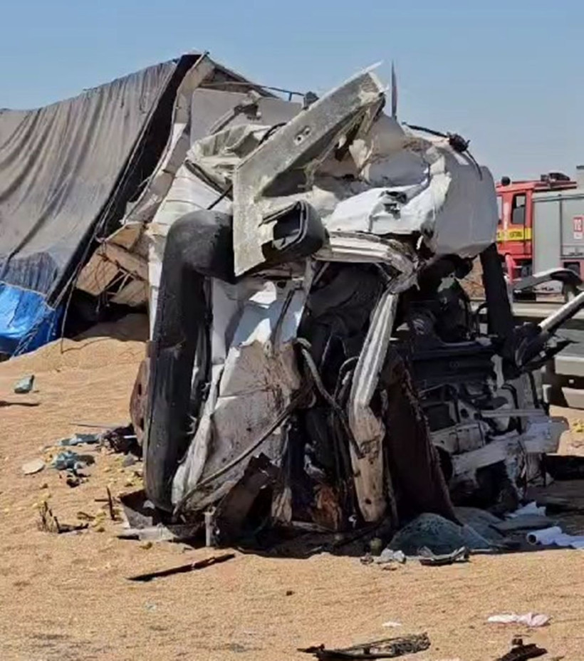 Mardin'de buğday ve elma yüklü TIR'lar çarpıştı: 1'i ağır, 2 sürücü yaralı - Resim: 1