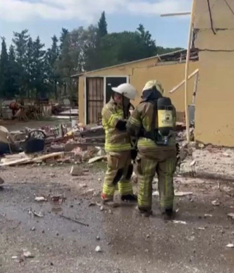 İzmir Bayraklı'da patlama: Ev kısmen yıkıldı, bir yaralı var - Resim: 2