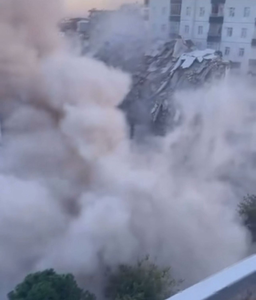 Diyarbakır’da ağır hasarlı 8 katlı bina, yıkım sırasında çöktü - Resim: 1