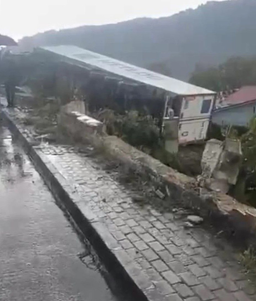 Sarıyer'de TIR devrildi: Çocuk parkında faciadan dönüldü - Resim: 4