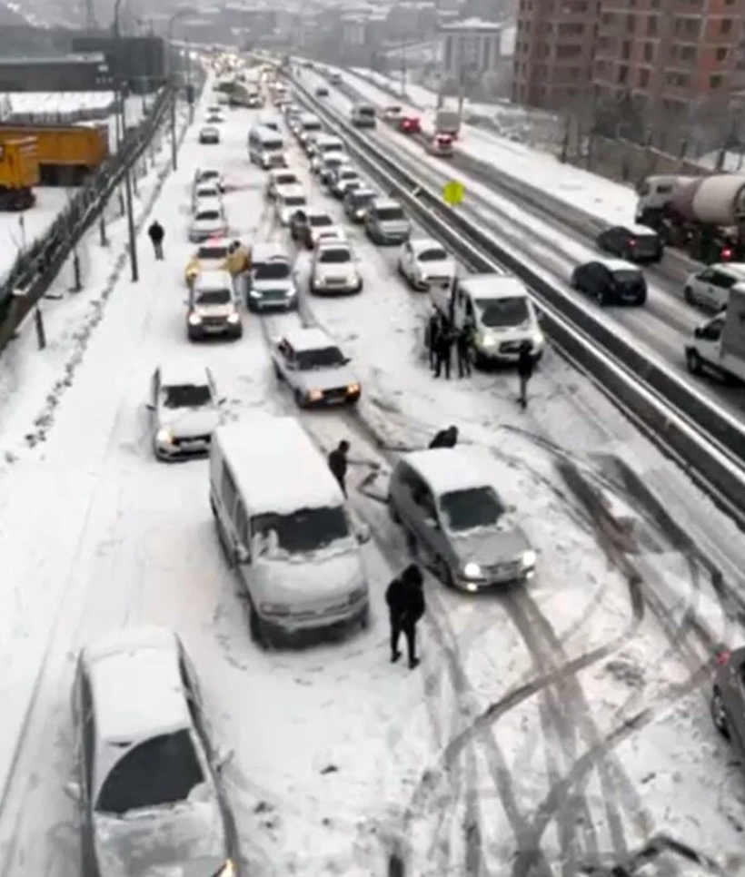 İstanbulluların kar çilesi! Yarın daha kötü olacak! Yolda kaldılar peş peşe kazalar oldu - Resim: 3