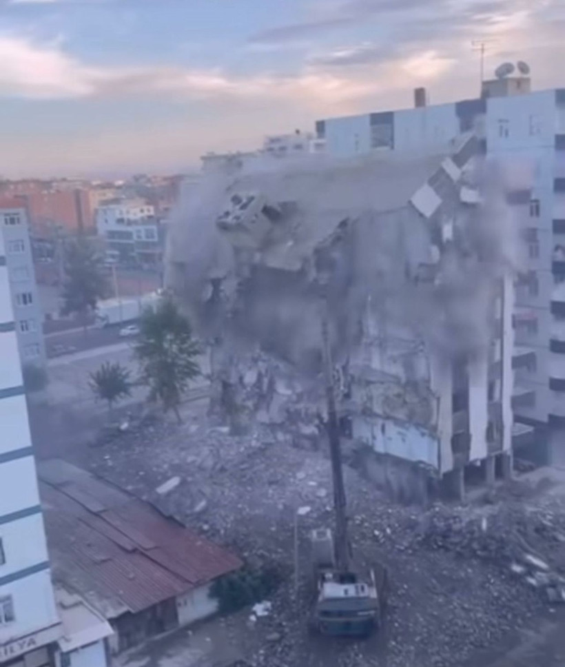 Diyarbakır’da ağır hasarlı 8 katlı bina, yıkım sırasında çöktü - Resim: 3