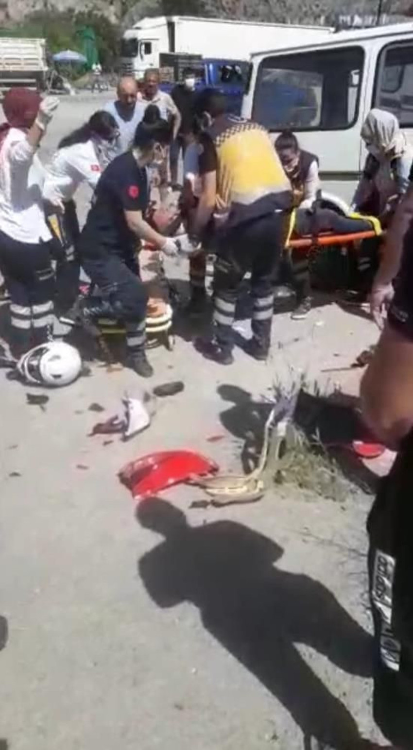 Amasya’da feci kaza: Motosikletten fırlayıp minibüsün üstüne düştü - Resim : 2
