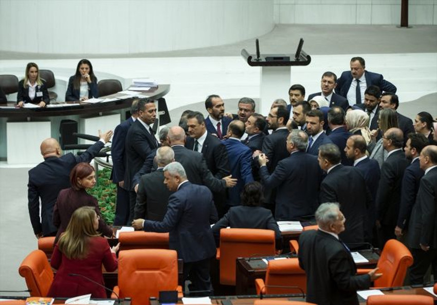 CHP'li Engin Özkoç'tan AK Partili Özlem Zengin'e "Bu kadına haddini bildiriniz" çıkışı - Resim : 1
