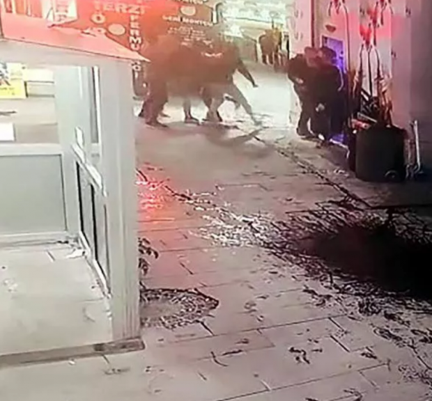 Erzurum'da yolda yürüyen M.G küpesi var diye bıçaklandı - Resim : 1