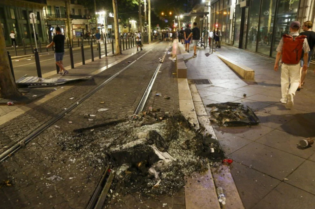 Fransa'daki protestolar 6. gününde: Katil zanlısı polise bağış yağmuru - Resim : 1