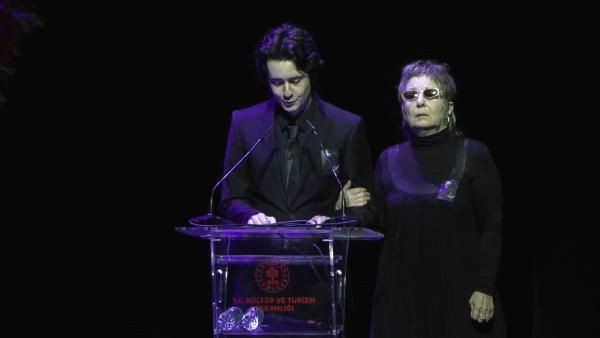 Özkan Uğur'a veda günü... AKM'de gözyaşlarıyla uğurlandı - Resim : 5