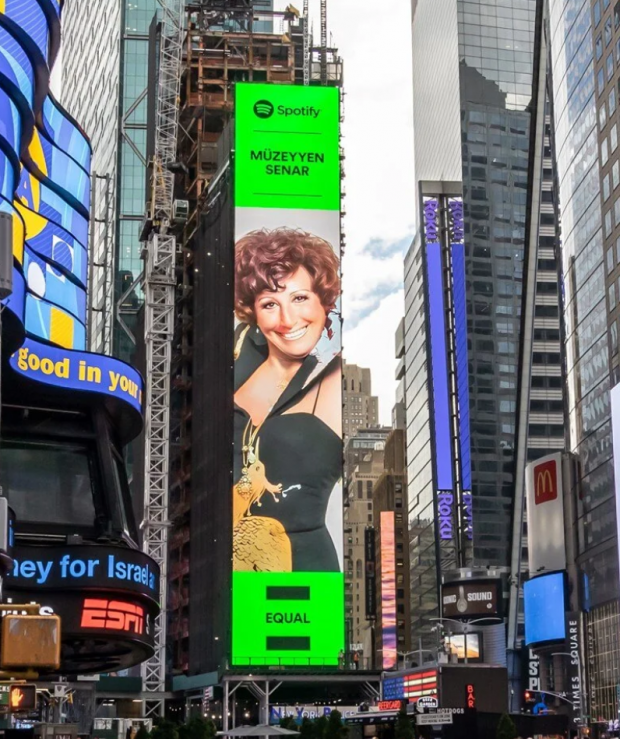 Müzeyyen Senar New York'taki Times Meydanı'nda - Resim : 1