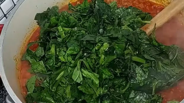 Ispanak pişirirken tencereye eklemelisiniz. Besin değeri artıyor. ‘Ben yemem’ diyen parmaklarını yutuyor… - Resim : 2