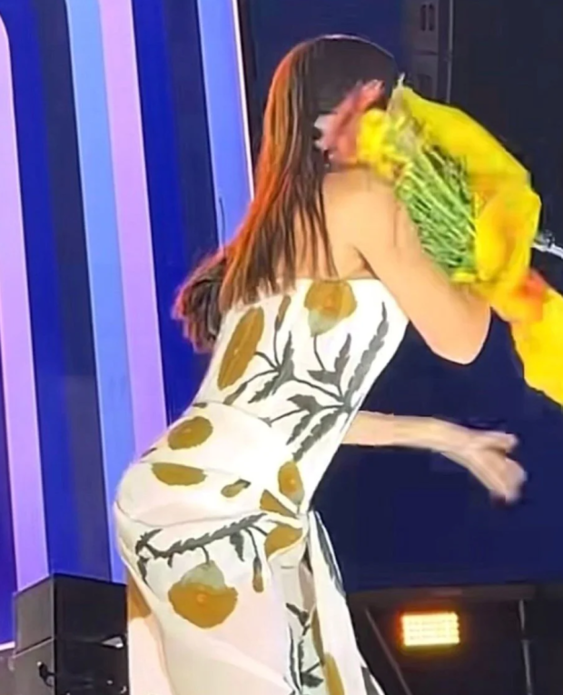 Simge Sağın sahnede saldırıya uğradı: 'Korktuğum için gelemeyeceğim' - Resim : 1