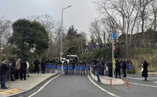 Ekrem İmamoğlu 'suç örgütü kurmak' ve 'PKK'ya yardım' suçlamasıyla gözaltına alındı - Resim : 1