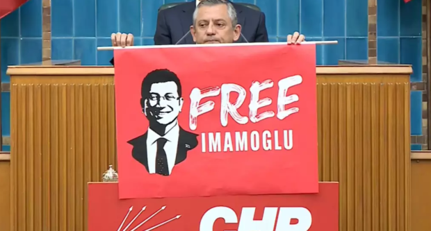 Özgür Özel'den flaş mesajlar! Kürsüden iki ahtapot gösterdi... "Tayyip beyin esas ahtapotunu göstereyim" - Resim : 1