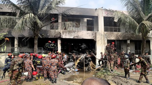 Bangladeş'te askeri eğitim uçağı okul kampüsüne düştü - Resim : 1