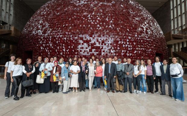 Türk Telekom Darülaceze sakinleri ile Hülya Koçyiğit’i AKM’de buluşturdu - Resim : 1
