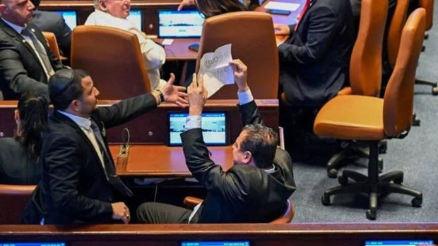 İsrail meclisinde Trump'a soykırım protestosu: Konuşurken "Filistin'i tanıyın" pankartı açtılar - Resim : 1