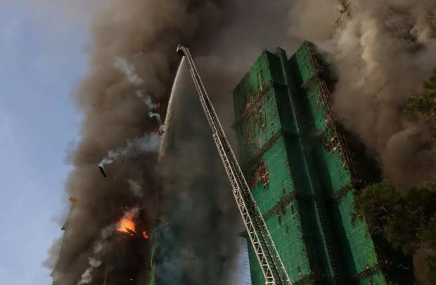 Hong Kong'da gökdelenlerde yangın! 2 bin dairelik site alev alev yanıyor - Resim : 2