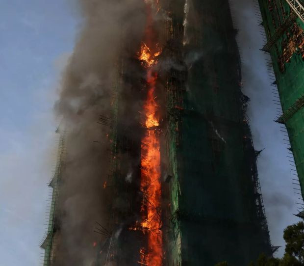 Hong Kong'da gökdelenlerde yangın! 2 bin dairelik site alev alev yanıyor - Resim : 1