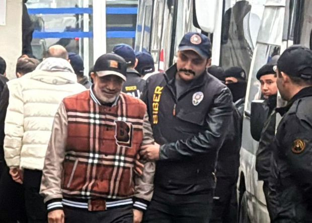 Futbolda 'bahis' ve 'şike' operasyonu: Fenerbahçe'nin kaptanı Mert Hakan Yandaş ve Galatasaraylı Metehan Baltacı dahil 20 kişi tutuklandı - Resim : 3