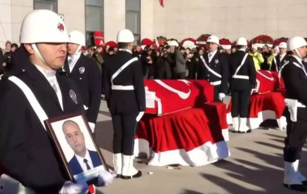 Yalova Emniyeti'nde şehit polisler için tören | Bakan Yerlikaya'dan terörle mücadelede kararlılık mesajı - Resim : 2